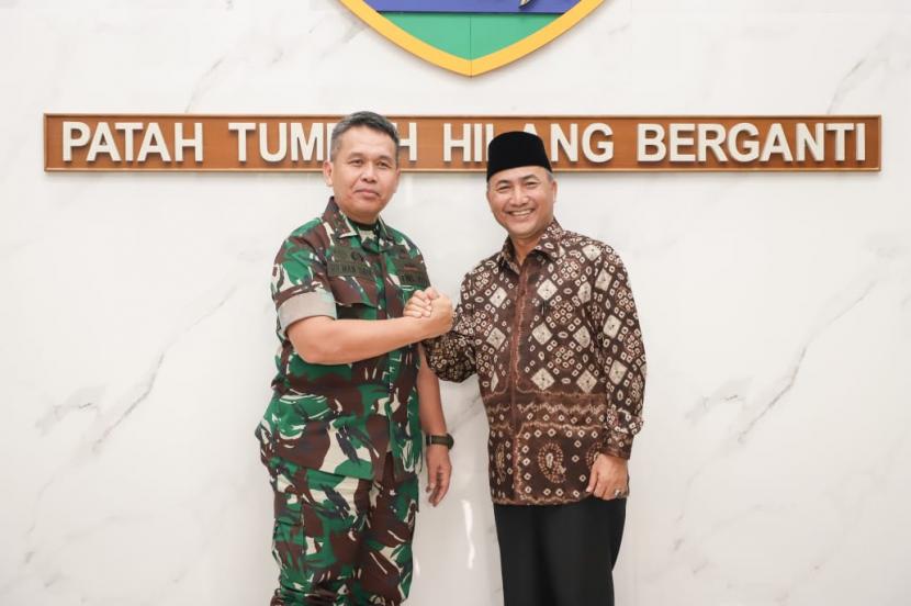 Pj Bupati Musi Banyuasin (Muba) Apriyadi menemui Pangdam II/Sriwijaya Mayjen TNI Hilman Hadi di Markas Kodam II/Sriwijaya, Jumat (9/9/2022). 