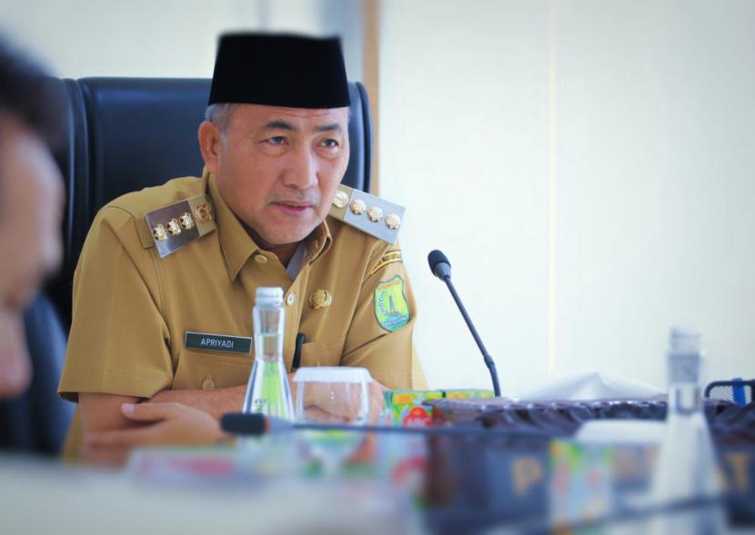 Pj Bupati Musi Banyuasin (Muba) Apriyadi mengikuti Rapat Evaluasi Pelaksanaan Tugas Penjabat Kepala Daerah Triwulan I secara virtual.