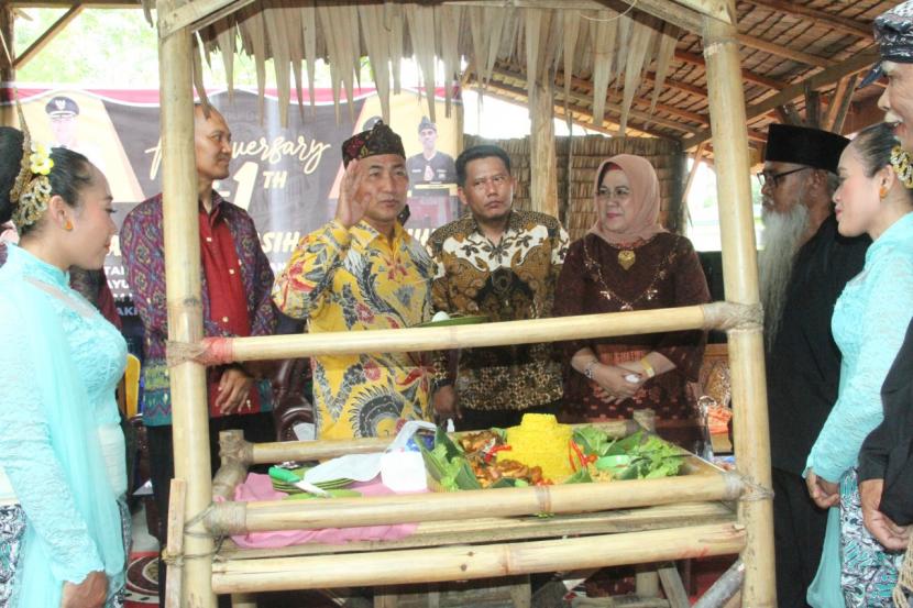 Pj Bupati Musi Banyuasin (Muba) Apriyadi secara resmi menjadi warga kehormatan bagi Ikatan Keluarga Pasundan Bersatu (IKPB) di Kecamatan Bayung Lencir, Ahad (18/12/2022).