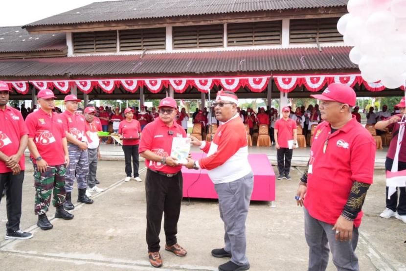 PJ Bupati Sorong dan Sekda Kabupaten Sorong, Cliff Agus Japsenang Mengenakan Baju Merah Putih