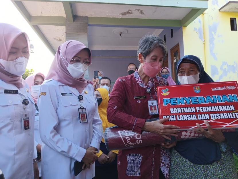 Pj Bupati Yunita Dyah Suminar menyerahkan bantuan sosial untuk lansia dan penyandang disabilitas di Jalan Bakung RT 05 RW 06 Gang Jahe, Kelurahan Sidakaya Kecamatan Cilacap Selatan, Rabu (21/12/2022). 