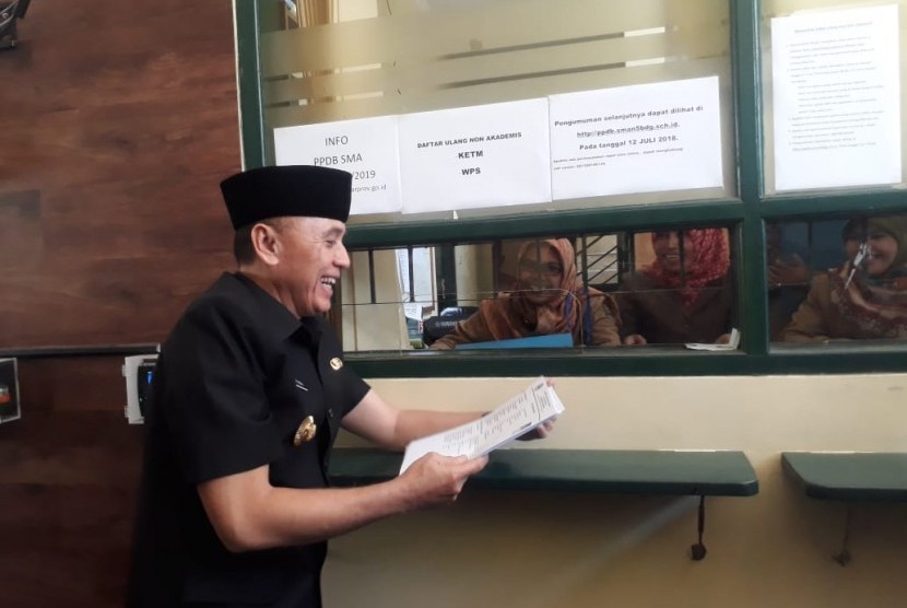 Pj Gubenur Jabar, Mochamad Iriawan melakukan pemantauan langsung pelaksanaan PPDB ke SMA 5 Kota Bandung, Selasa (3/7).