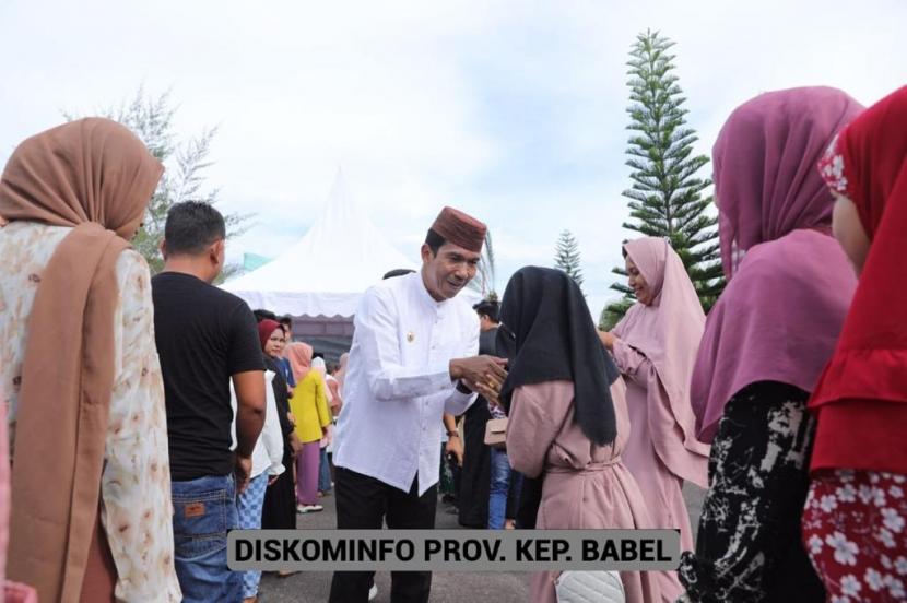 Pj Gubernur Babel mengajak pejabat serta berbagai stakeholder untuk berbagi kepada seluruh lapisan masyarakat di rumah dinasnya pada acara Halal Bihalal Idulfitri 1444 H, Ahad (23/4/2023)