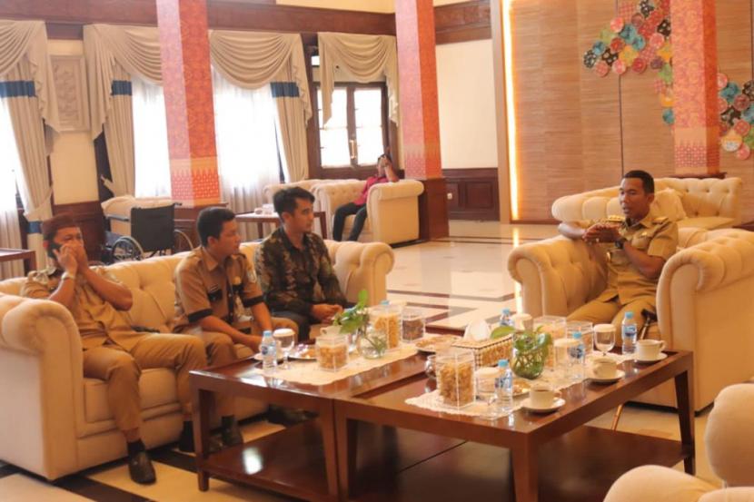 Pj Gubernur Bangka Belitung (Babel) bertemu 13 Kepala Desa di Kecamatan Kelapa, Kabupaten Bangka Barat, Babel.