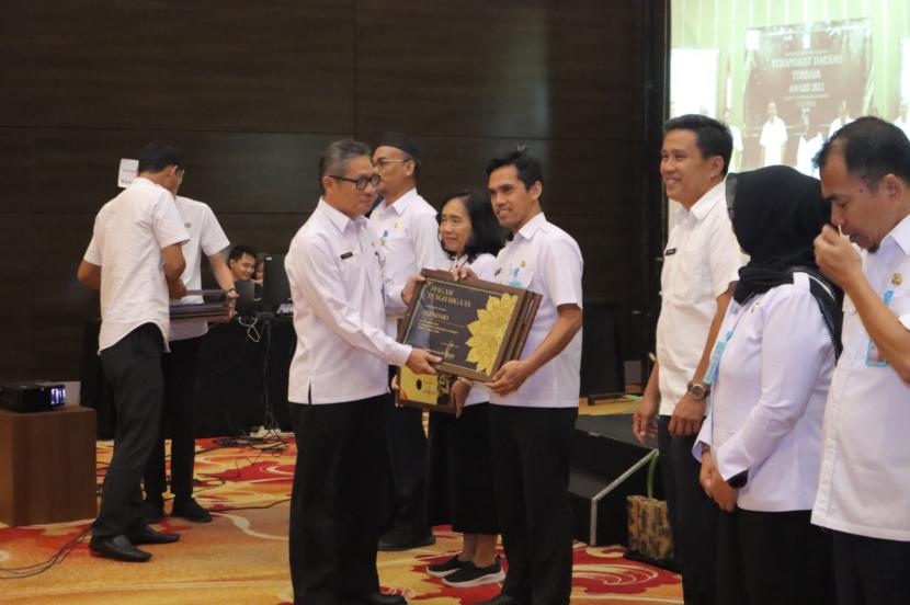 Pj Gubernur Bangka Belitung Suganda Pandapotan Pasaribu memberikan pengharhaan kepada Badan Kepegawaian dan Pengembangan SDM Daerah (BKPSDMD) sebagai perangkat daerah terbaik 2022.