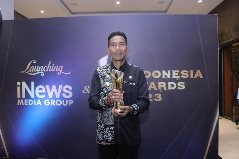 Pj Gubernur Bangka Belitung Suganda Pandapotan Pasaribu, saat menerima penghargaan Indonesia Award 2023.