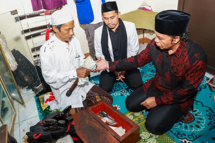 Pj Gubernur Banten Ajak Masyarakat Lestarikan Tradisi Pengulasan Golok Ciomas