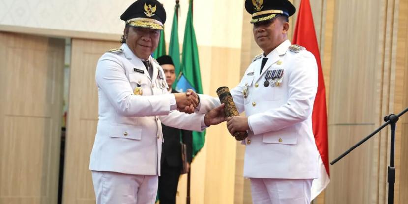 Pj Gubernur Banten Al Muktabar melantik Andi Ony Prihartono sebagai pj bupati Tangerang.