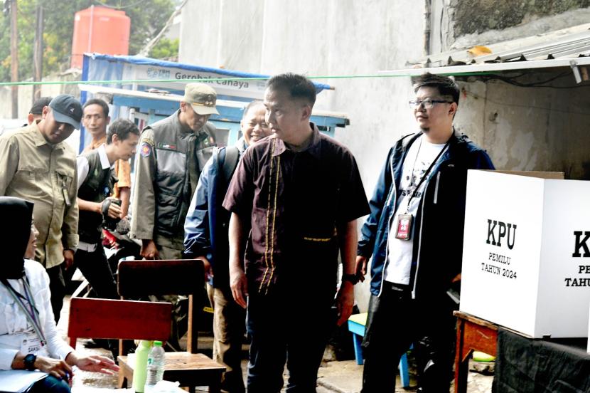 Pj Gubernur Bey bersama jajaran Forkopimda Jabar langsung meninjau ke TPS lokasi khusus Rumah Tahanan Negara Kelas 1 Bandung di Jalan Kebonwaru.