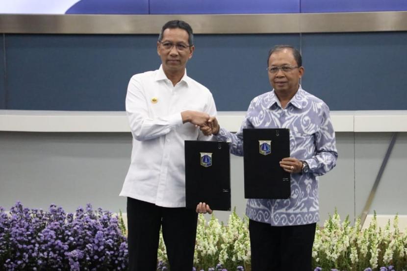 Pj Gubernur DKI Heru Budi Hartono bertemu Gubernur Bali I Wayan Koster di Ruang Pola, Balai Kota DKI, Jakarta Pusat pada Senin (10/7/2023).