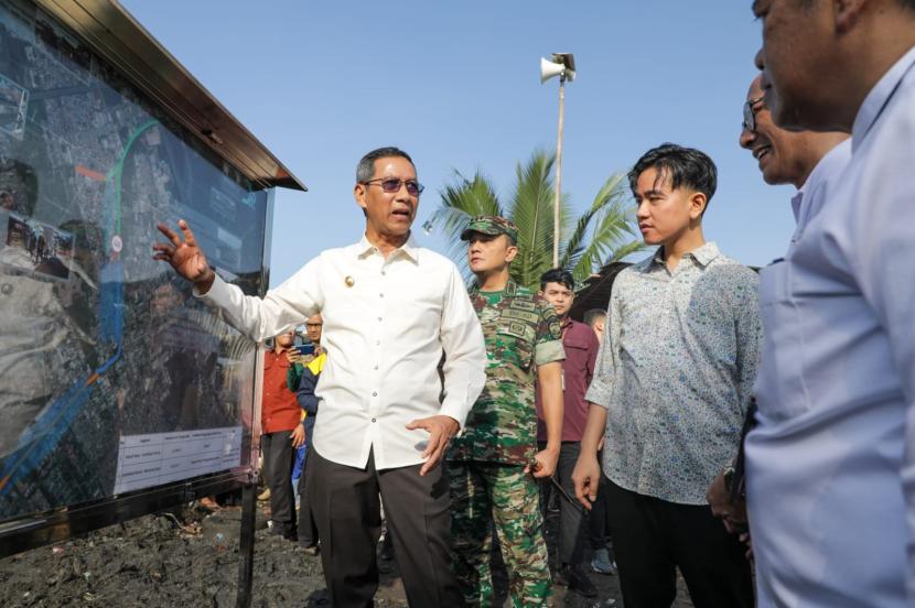 Pj Gubernur DKI Jakarta Heru Budi Hartono bersama wakil presiden terpilih Gibran Rakabuming Raka saat mengunjungi proyek Kali Semonggol di Jakarta, Jumat (28/6/2024).