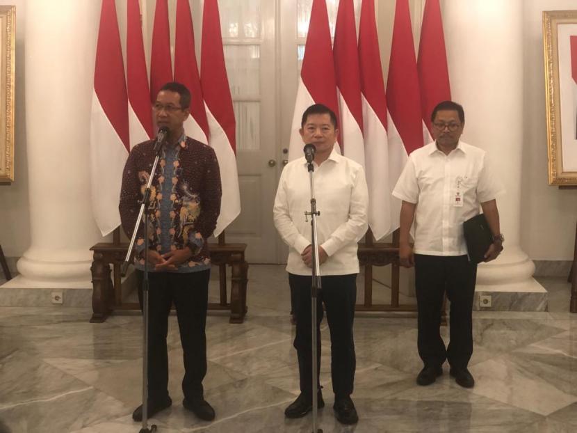 Pj Gubernur DKI Jakarta Heru Budi Hartono dan Kepala Bappenas Suharso Monorfa memberikan keterangan soal pembahasan daerah kekhususan DKI di Balai Kota