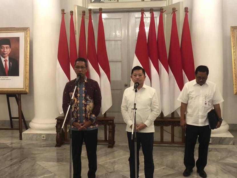 Pj Gubernur DKI Jakarta Heru Budi Hartono dan Kepala Bappenas Suharso Monorfa memberikan keterangan soal pembahasan daerah kekhususan DKI di Balai Kota, Kamis (24/11). 