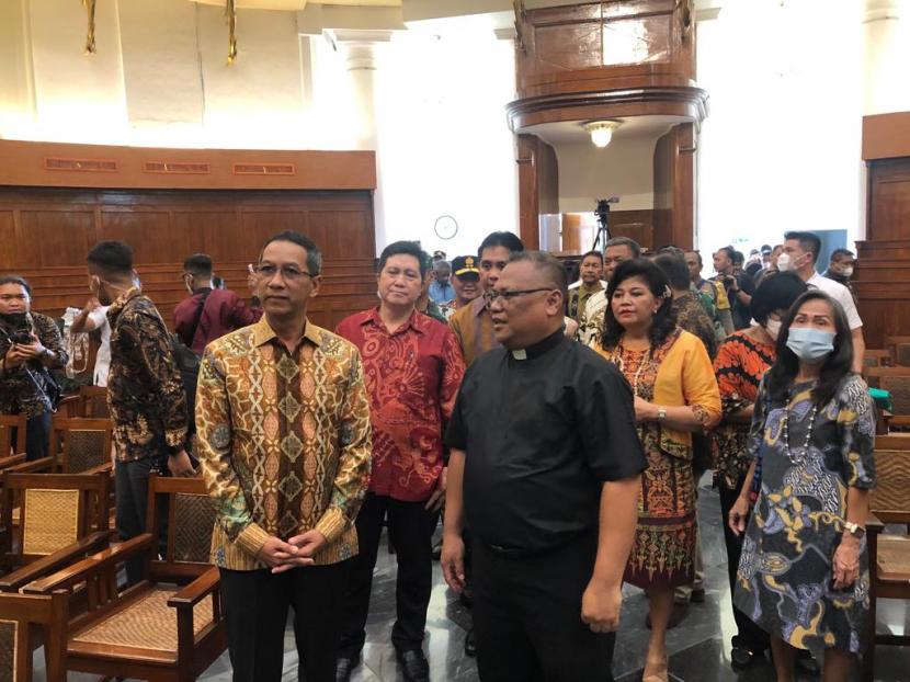 Pj Gubernur DKI Jakarta Heru Budi Hartono ditemani pimpinan Forkopimda disambut beberapa pengurus Gereja di DKI Jakarta, Sabtu (24/12). 