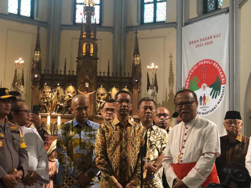 Pj Gubernur DKI Jakarta Heru Budi Hartono ditemani pimpinan Forkopimda disambut beberapa pengurus Gereja di DKI Jakarta, Sabtu (24/12). 