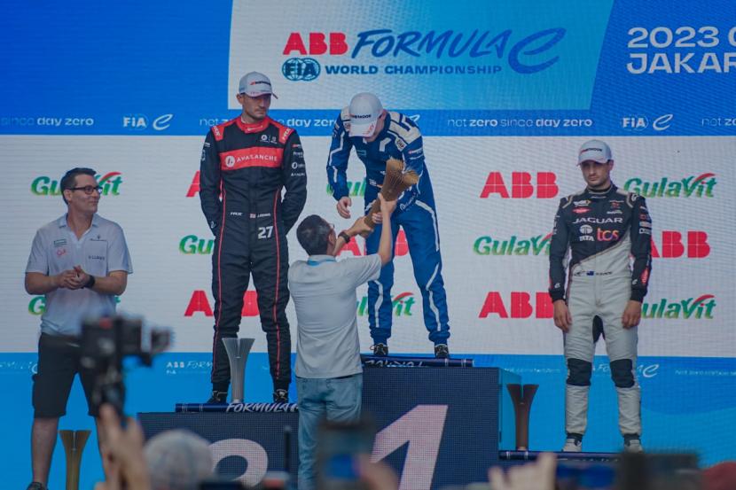 Pj Gubernur DKI Jakarta Heru Budi Hartono menyerahkan trofi kepada pembalap Maserati MSG Racing Maximilian Gunther dari Jerman yang menjadi juara 1 Gulavit Jakarta E-Prix 2023 seri ke-11, Ahad (4/6/2023). 