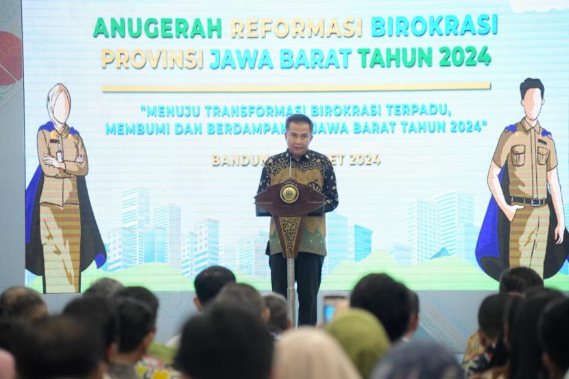 Pj Gubernur Jabar Bey Machmudin di acara Anugrah Reformasi Birokrasi 2024 Jawa Barat, sekaligus launching Sistem Pengukuran Reformasi Birokrasi Terintegrasi (Surabi) di Aula Barat, Gedung Sate, Rabu (6/4/2024).