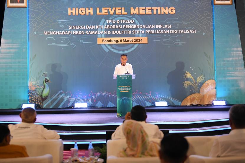 Pj Gubernur Jabar Bey Machmudin di acara High Level Meeting Pengendalian Inflasi Daerah di Kota Bandung pada Rabu (6/3).