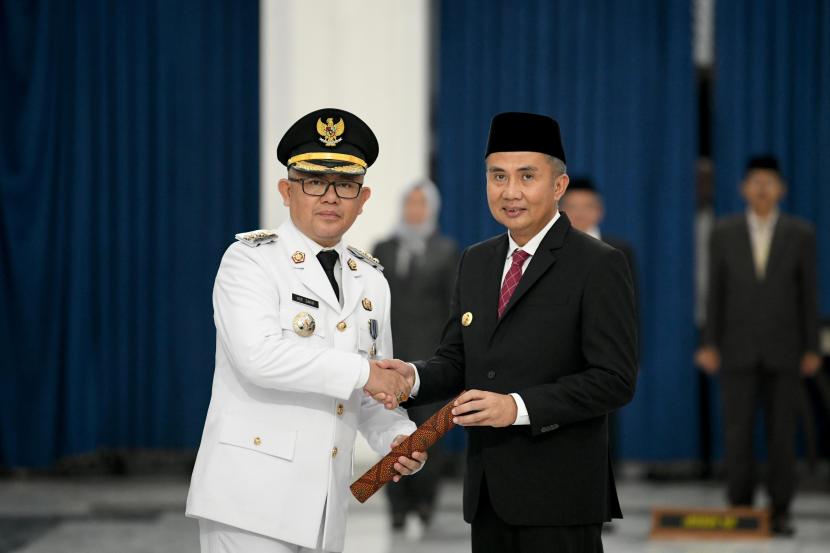  Pj Gubernur Jabar Bey Machmudin Melantik Penjabat Bupati Bandung Barat di Gedung Sate, Sabtu (15/6/2024).