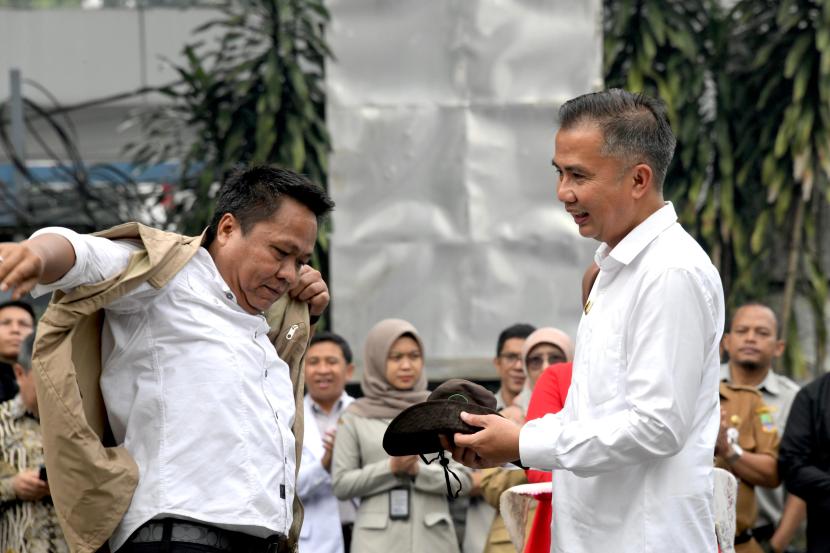 Pj Gubernur Jabar Bey Machmudin Melepas Tim Pemeriksa Kesehatan Hewan Kurban Provinsi Jawa Barat untuk Wilayah Bodebek di Balaikota Bogor, Senin, (3/6/2024).