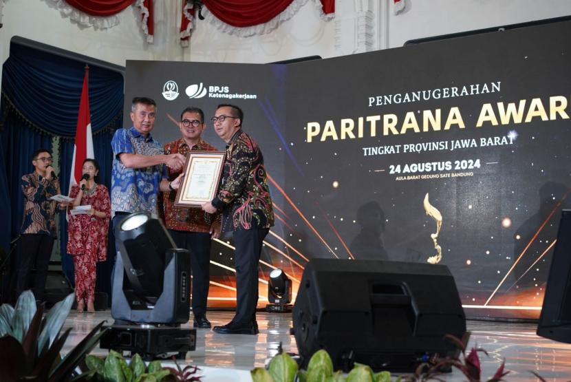 Pj Gubernur Jabar Bey Machmudin memberikan Penghargaan Paritrana Award 2024