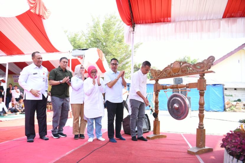 Pj Gubernur Jabar Bey Machmudin, membuka Gerakan Pangan Murah (GPM) Serentak di lapangan bola Desa Sukaurip, Kecamatan Balongan, Kabupaten Indramayu, Rabu (16/10/2024).