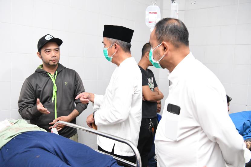 Pj Gubernur Jabar Bey Machmudin menengok korban kecelakaan Ciater Subang