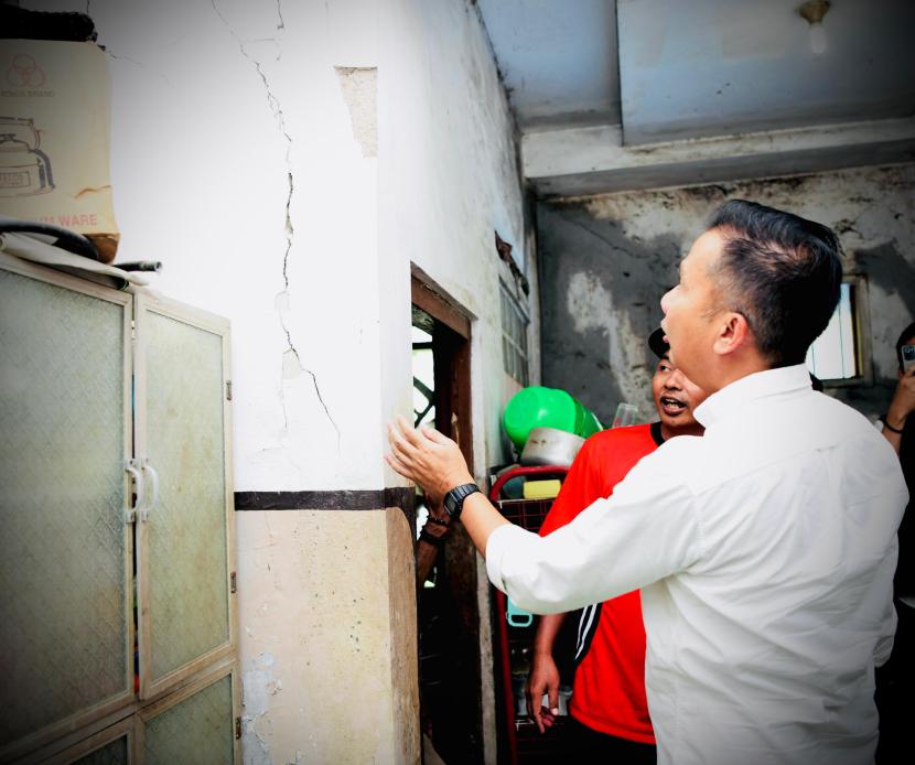Pj Gubernur Jabar Bey Machmudin mengunjungi rumah warga yang terdampak gempa di Kabupaten Kuningan, Jumat (26/7/2024).