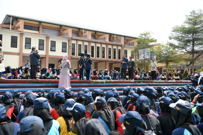 Pj Gubernur Jabar Bey Machmudin meninjau pelaksanaan Masa Pengenalan Lingkungan Sekolah (MPLS) di SMK Negeri 3, Kabupaten Kuningan, Kamis (18/7/2024).