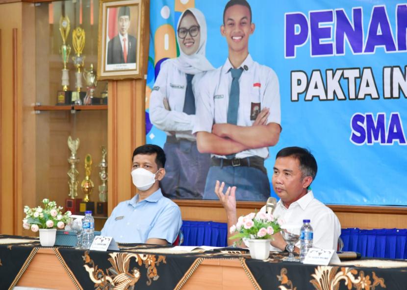 Pj Gubernur Jabar Bey Machmudin menyaksikan penandatanganan Pakta Integritas PPDB Jawa Barat 2024 hingga tingkat operator di SMA Negeri 8, Kota Bandung, Selasa (28/5/2024).