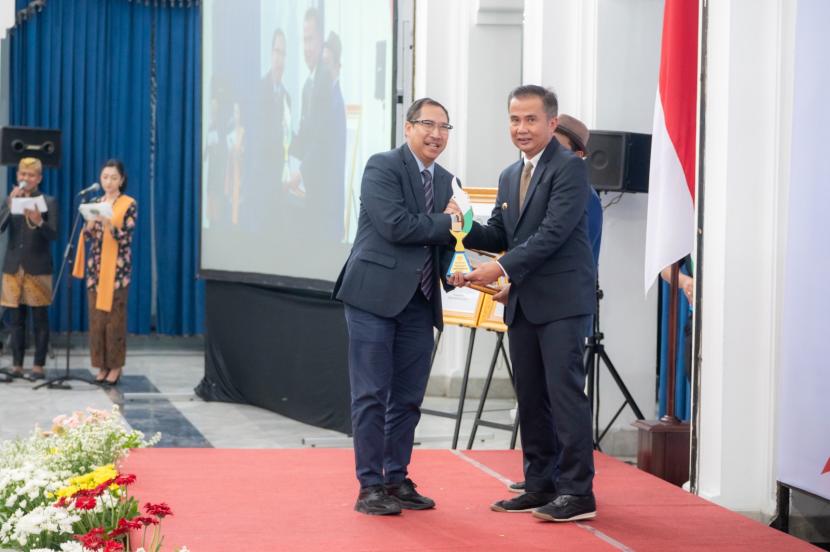 Pj Gubernur Jabar Bey Machmudin menyerahkan Anugerah Keterbukaan Informasi Publik Tahun 2023 Tingkat Provinsi Jabar di Gedung Sate, Kota Bandung, Kamis (30/11).