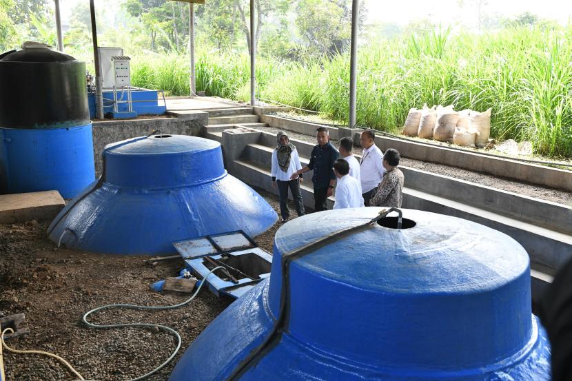 Pj Gubernur Jabar Bey Machmudin meresmikan instalasi energi terpadu PLTS-Biogas Cigugur di Koperasi Serba Usaha Karya Nugraha Jaya (KSU KNJ), Kabupaten Kuningan, Kamis (18/7/2024). 