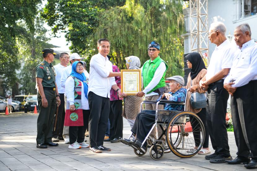 Pj Gubernur Jabar Bey memberikan penghargaan di Hari Lanjut Usia Nasional Tingkat Provinsi Jawa Barat Tahun 2024, di Halaman Depan Gedung Sate, Jalan Diponegoro, Kota Bandung, Rabu (19/6/2024).