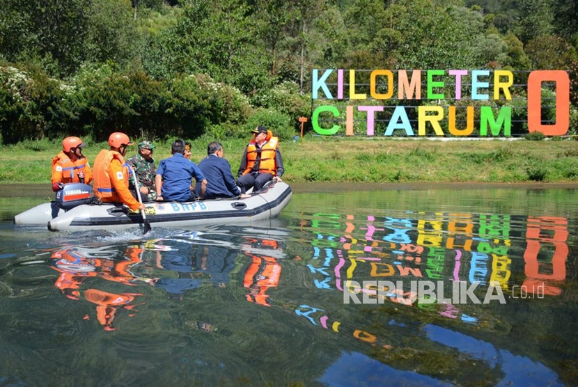 Pj Gubernur Jabar, M Iriawan meninjau Sungai Cisanti Kabupaten Bandung sebagai hulu Sungai Citarum, Jumat (6/7).