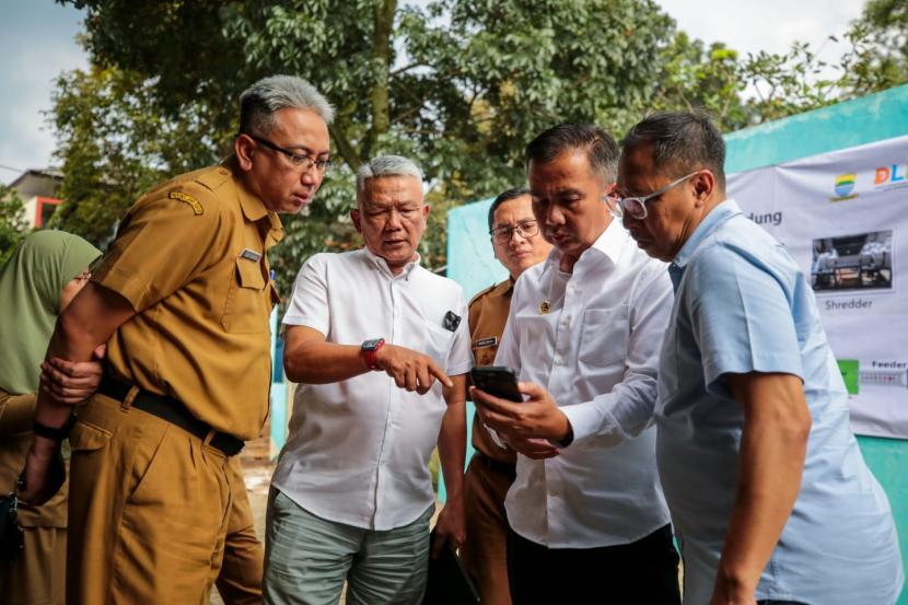Pj Gubernur Jabar membahas pengelolaan sampah di TPS3R Enci Azis Gardujati Kota Bandung bersama sejumlah pejabat