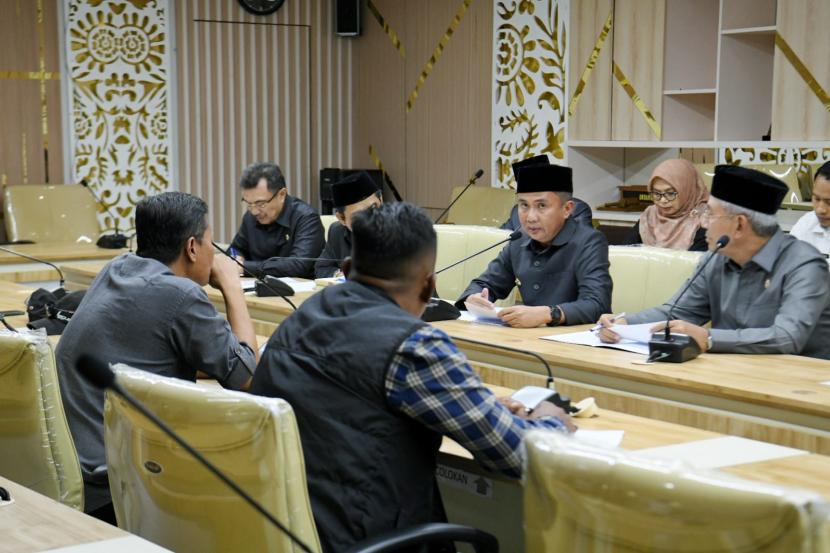  PJ Gubernur Jabar, menerima perwakilan pekerja bersama pimpinan DPRD Provinsi Jawa Barat di Ruang Rapat Komisi V DPRD Jabar.