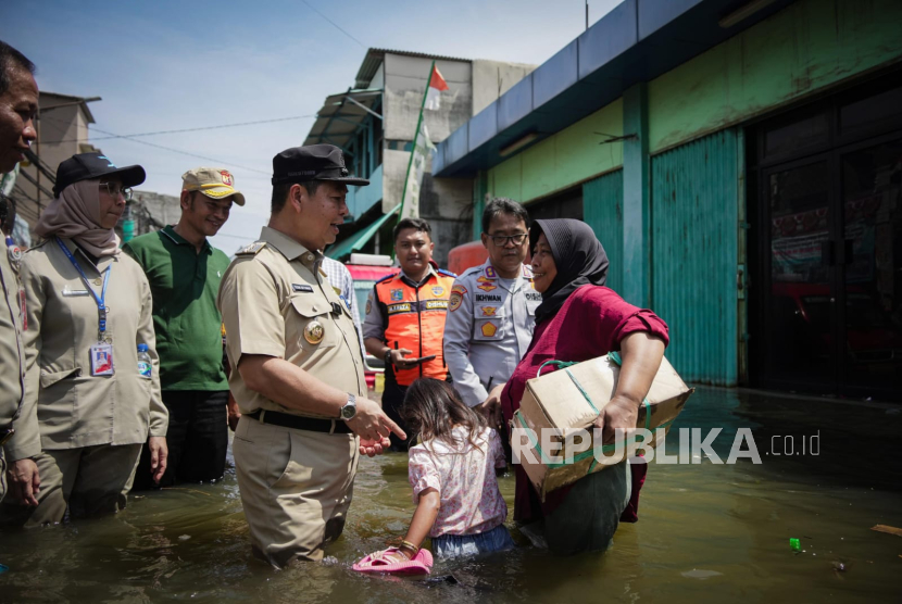 Pj Gubernur Jakarta Teguh Setyabudi meninjau wilayah terdampak banjir rob di Muara Angke, Kecamatan Penjaringan, Jakarta Utara, Senin (18/11/2024).