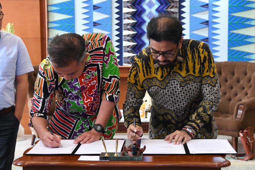 Pj Gubernur Jawa Barat Bey Machmudin melakukan penandatanganan naskah Letter of Intent (LoI) antara Pemprov Jabar dengan BRAC International di Gedung Sate, Kota Bandung, Selasa, (16/1/2024).