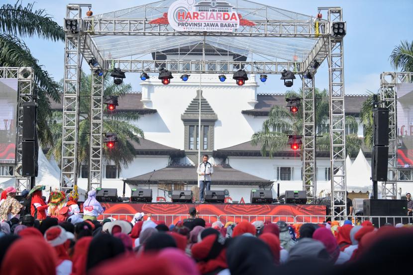 Pj Gubernur Jawa Barat Bey Machmudin meluncurkan program 