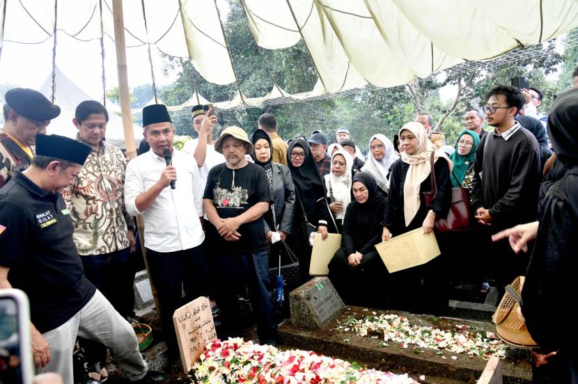 Pj Gubernur Jawa Barat Bey Machmudin memberikan penghormatan terakhir pada pemakaman tokoh politik dan budayawan Sunda Uu Rukmana  di TPU Astana Anyar, Kota Bandung, Senin (4/3/2024)