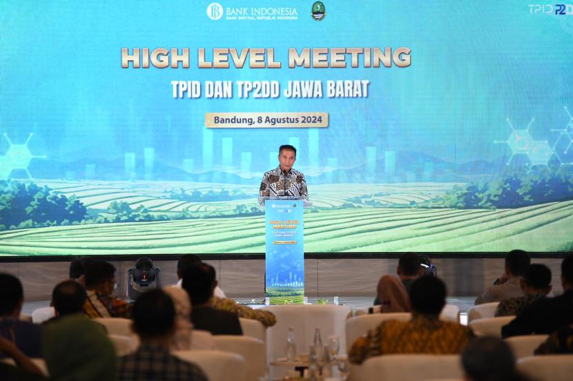  Pj Gubernur Jawa Barat Bey Machmudin Menghadiri High Level Meeting Tim Pengendalian Inflasi Daerah (TPID) dan Tim Percepatan dan Perluasan Digitalisasi Daerah (TP2DD) se-Jawa Barat di Hotel Pullman, Kota Bandung, Kamis (8/8/2024) 