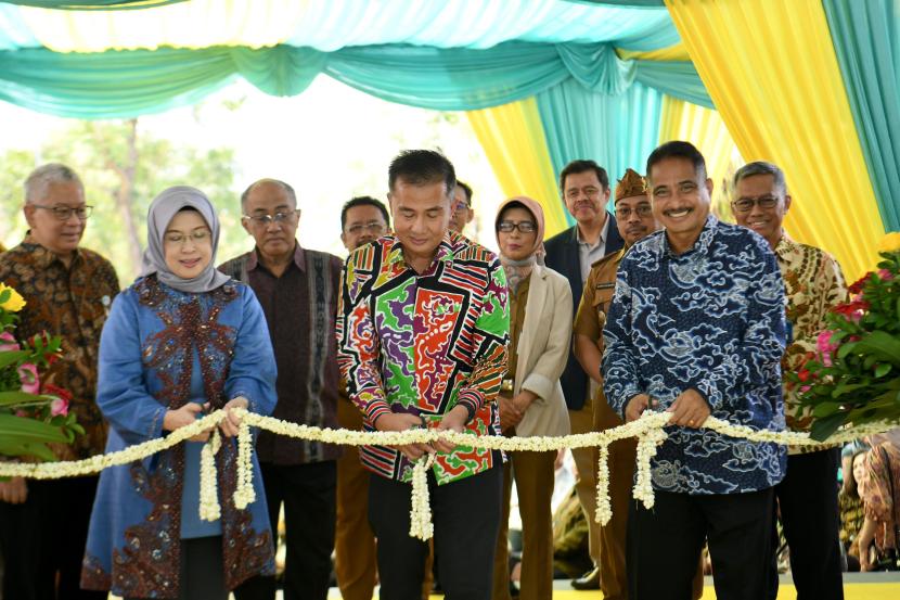 Pj Gubernur Jawa Barat Bey Machmudin menghadiri Pembukaan Fasilitas Rumah Sakit Universitas Padjadjaran (Unpad) di Jatinangor, Kabupaten Sumedang, Senin (25/3/2024).