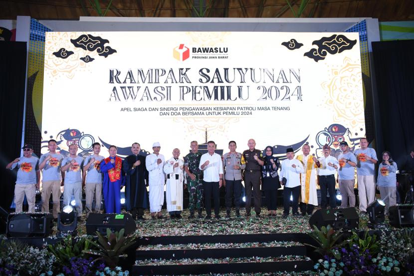 Pj Gubernur Jawa Barat Bey Machmudin menghadiri Rampak Sauyunan Awasi Pemilu 2024 Apel Siaga dan Sinergi Pengawasan Kesiapan Patroli Masa Tenang dan Doa Bersama untuk Pemilu 2024 di Sport Jabar Arcamanik, Kota Bandung, Jumat (9/2/2024).