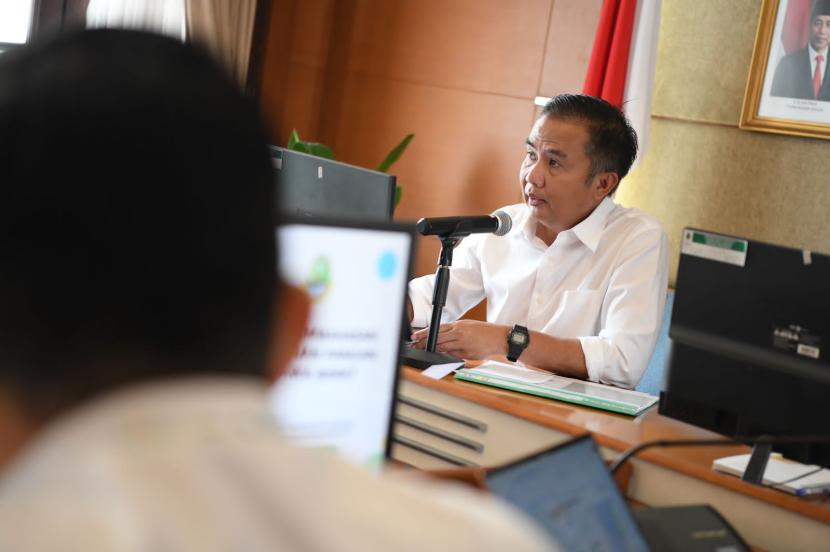  Pj Gubernur Jawa Barat Bey Machmudin menghadiri rapat Pembahasan Ketahanan Pangan di Jawa Barat di Gedung Sate, Kota Bandung, Rabu (13/3/2024) 