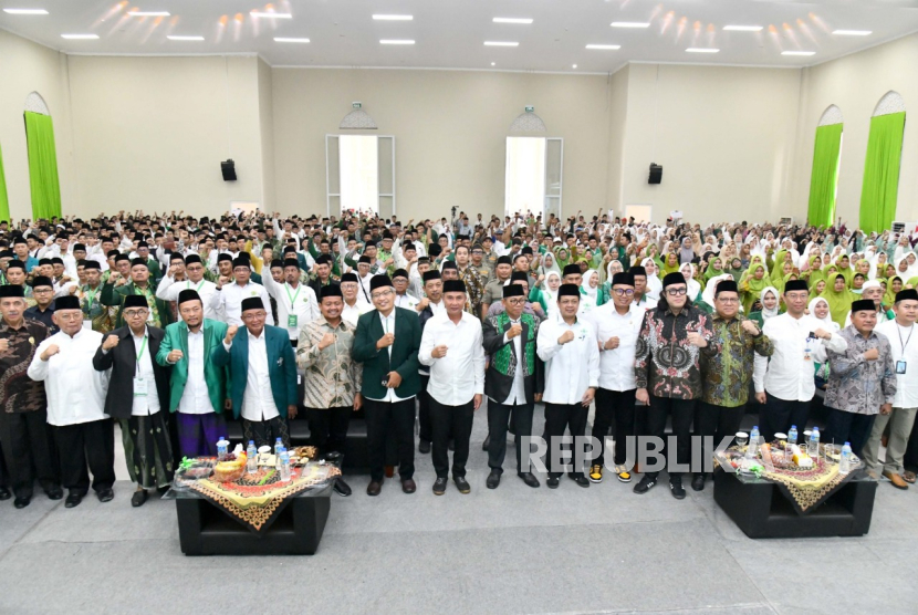 Pj Gubernur Jawa Barat, Bey Machmudin menghadiri resepsi puncak Harlah ke-102 Nahdlatul Ulama, di Asrama Haji Kabupaten Indramayu, Rabu (12/2/2025).