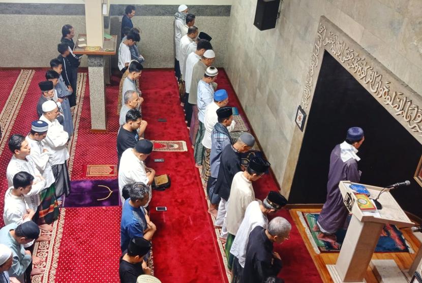 Pj Gubernur Jawa Barat Bey Machmudin mengikuti tarawih berjamaah di Masjid Mungsolkanas