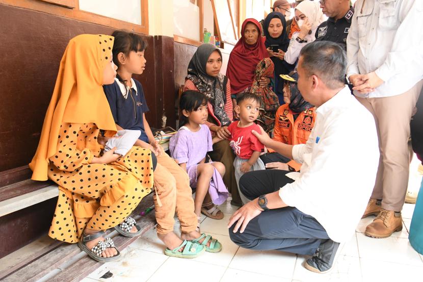 Pj Gubernur Jawa Barat Bey Machmudin Meninjau Bencana Banjir Bandang dan Longsor di Desa Cibenda, Kecamatan Cipongkor, Kabupaten Bandung Barat. Selasa (26/3/2024) 