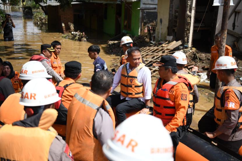 Pj Gubernur Jawa Barat Bey Machmudin meninjau lokasi banjir di Kampung Lamajang Peuntas, Desa Citeureup, Kecamatan Dayeuhkolot, Kabupaten Bandung, Jumat (12/1/2024). 