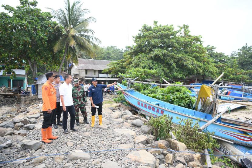 Pj Gubernur Jawa Barat Bey Machmudin meninjau lokasi bencana banjir rob di Rancabuaya, Kabupaten Garut, Kamis (14/3/2024).