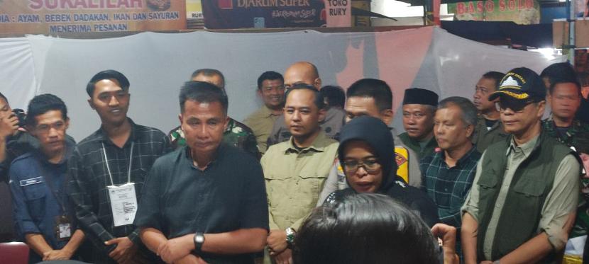 Pj Gubernur Jawa Barat Bey Machmudin meninjau sejumlah tempat pemungutan suara serta gudang logistik pemilu di Kabupaten Bandung dan Kota Cimahi, Selasa (13/2/2024) malam. 